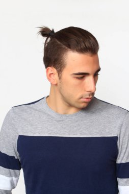 Çekici erkek model, kısa saçlı, izole edilmiş arka planda poz veriyor. Tarz, trendler, moda konsepti.