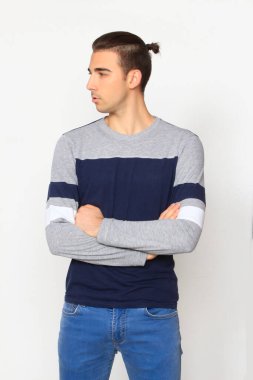 Çekici erkek model, kısa saçlı, izole edilmiş arka planda poz veriyor. Tarz, trendler, moda konsepti.