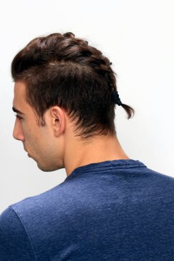 Çekici erkek model, kısa saçlı, izole edilmiş arka planda poz veriyor. Tarz, trendler, moda konsepti.