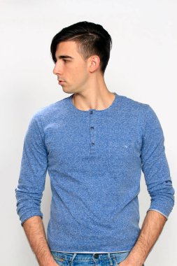 Çekici erkek model, kısa saçlı, izole edilmiş arka planda poz veriyor. Tarz, trendler, moda konsepti.