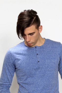 Çekici erkek model, kısa saçlı, izole edilmiş arka planda poz veriyor. Tarz, trendler, moda konsepti.