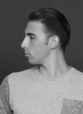 Çekici erkek model, kısa saçlı, izole edilmiş arka planda poz veriyor. Tarz, trendler, moda konsepti.