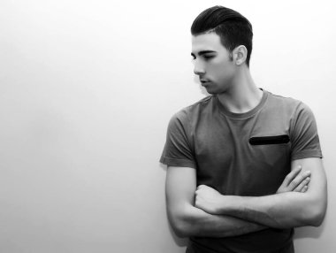 Çekici erkek model, kısa saçlı, izole edilmiş arka planda poz veriyor. Tarz, trendler, moda konsepti.