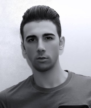 Çekici erkek model, kısa saçlı, izole edilmiş arka planda poz veriyor. Tarz, trendler, moda konsepti.