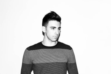 Çekici erkek model, kısa saçlı, izole edilmiş arka planda poz veriyor. Tarz, trendler, moda konsepti.