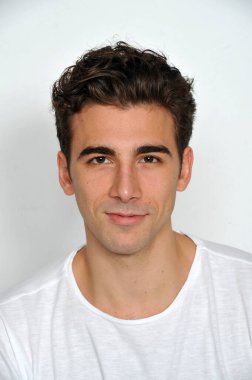 Çekici erkek model, kısa saçlı, izole edilmiş arka planda poz veriyor. Tarz, trendler, moda konsepti.