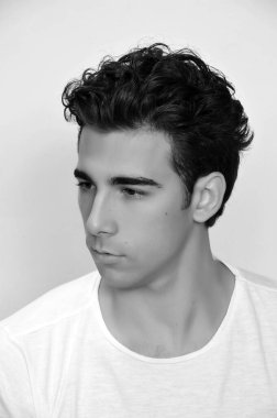 Çekici erkek model, kısa saçlı, izole edilmiş arka planda poz veriyor. Tarz, trendler, moda konsepti.