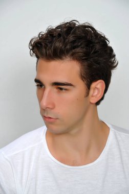 Çekici erkek model, kısa saçlı, izole edilmiş arka planda poz veriyor. Tarz, trendler, moda konsepti.