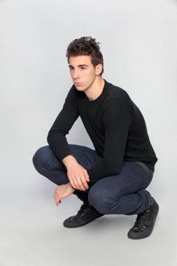 Çekici erkek model, kısa saçlı, izole edilmiş arka planda poz veriyor. Tarz, trendler, moda konsepti.