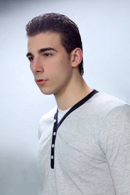 Çekici erkek model, kısa saçlı, izole edilmiş arka planda poz veriyor. Tarz, trendler, moda konsepti.