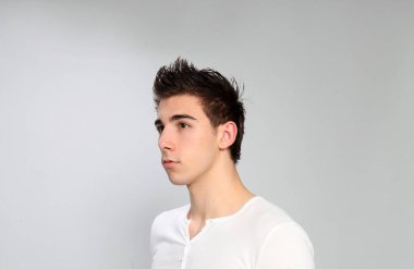 Çekici erkek model, kısa saçlı, izole edilmiş arka planda poz veriyor. Tarz, trendler, moda konsepti.