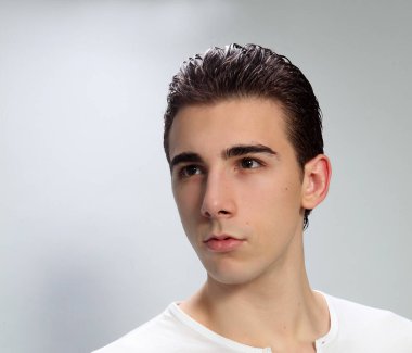 Çekici erkek model, kısa saçlı, izole edilmiş arka planda poz veriyor. Tarz, trendler, moda konsepti.