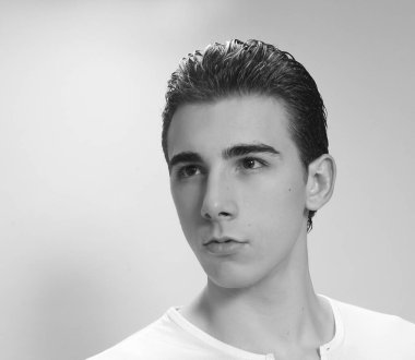 Çekici erkek model, kısa saçlı, izole edilmiş arka planda poz veriyor. Tarz, trendler, moda konsepti.