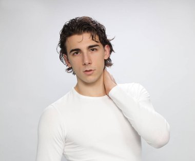 Çekici erkek model, kısa saçlı, izole edilmiş arka planda poz veriyor. Tarz, trendler, moda konsepti.