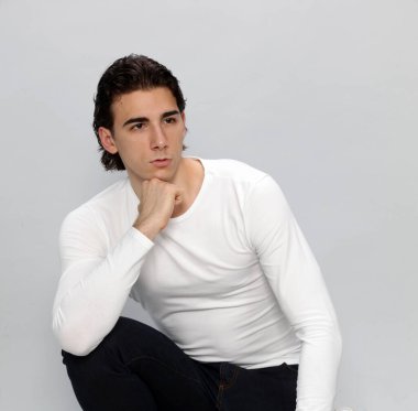 Çekici erkek model, kısa saçlı, izole edilmiş arka planda poz veriyor. Tarz, trendler, moda konsepti.