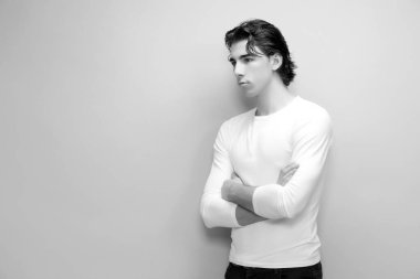 Çekici erkek model, kısa saçlı, izole edilmiş arka planda poz veriyor. Tarz, trendler, moda konsepti.