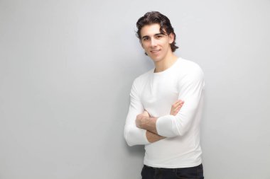 Çekici erkek model, kısa saçlı, izole edilmiş arka planda poz veriyor. Tarz, trendler, moda konsepti.