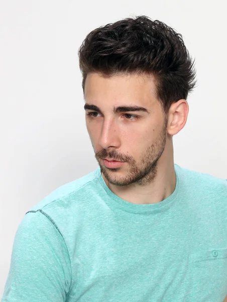 Modelo Masculino Atractivo Con Pelo Corto Posando Estudio Sobre Fondo — Foto de Stock