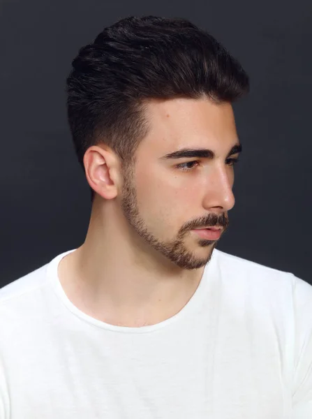 Attraktives Männliches Model Mit Kurzen Haaren Posiert Studio Auf Isoliertem — Stockfoto