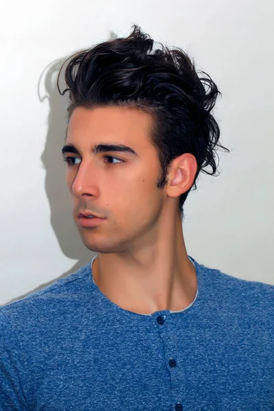 Atrakcyjny Model Męski Krótkimi Włosami Pozujący Studio Odosobnionym Tle Styl — Zdjęcie stockowe