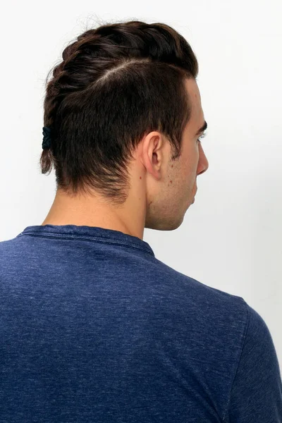 Modelo Masculino Atraente Com Cabelo Curto Posando Estúdio Fundo Isolado — Fotografia de Stock