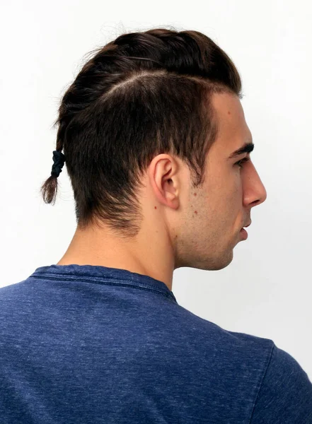 Modelo Masculino Atraente Com Cabelo Curto Posando Estúdio Fundo Isolado — Fotografia de Stock