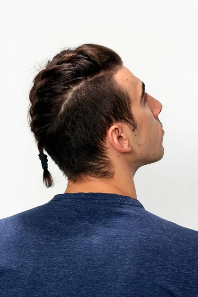 Çekici erkek model, kısa saçlı, izole edilmiş arka planda poz veriyor. Tarz, trendler, moda konsepti.