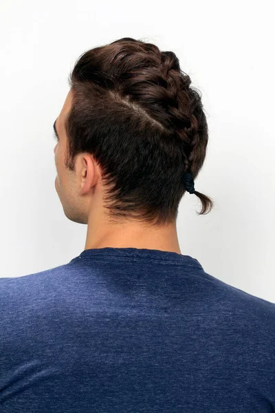 Modelo Masculino Atraente Com Cabelo Curto Posando Estúdio Fundo Isolado — Fotografia de Stock