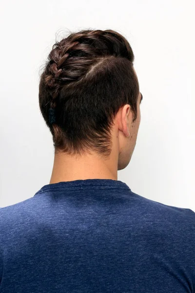 Modelo Masculino Atraente Com Cabelo Curto Posando Estúdio Fundo Isolado — Fotografia de Stock