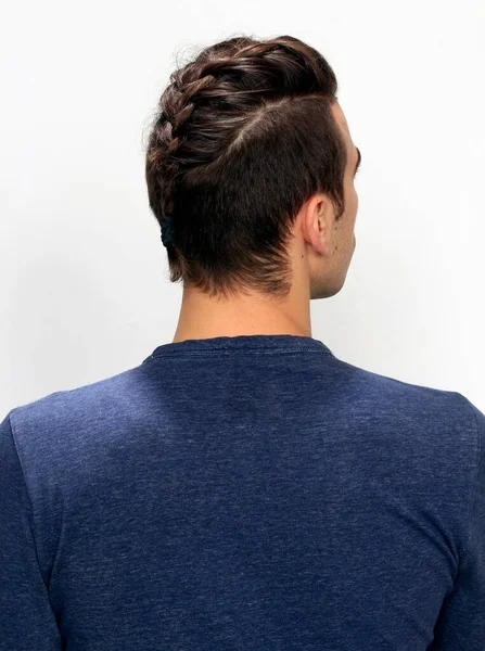 Çekici Erkek Model Kısa Saçlı Izole Edilmiş Arka Planda Poz — Stok fotoğraf
