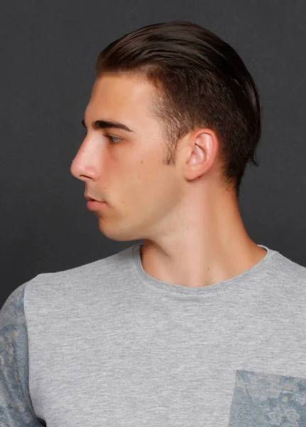 Привлекательная Мужская Модель Короткими Волосами Позирует Студии Изолированном Фоне Стиль — стоковое фото