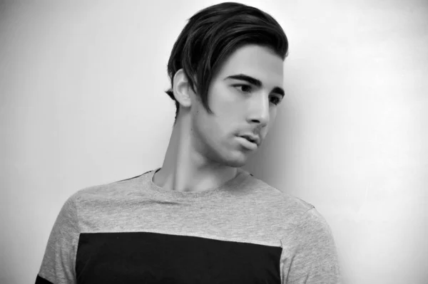 Atraktivní Mužský Model Krátkými Vlasy Pózující Studiu Izolovaném Pozadí Styl — Stock fotografie