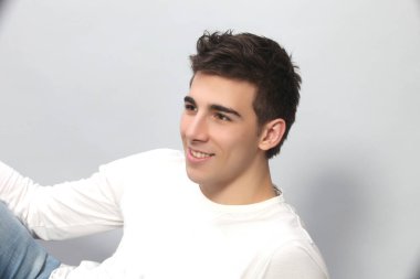 Çekici erkek model, kısa saçlı, izole edilmiş arka planda poz veriyor. Tarz, trendler, moda konsepti.