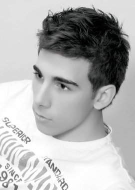 Çekici erkek model, kısa saçlı, izole edilmiş arka planda poz veriyor. Tarz, trendler, moda konsepti.