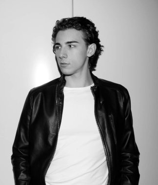 Çekici erkek model, kısa saçlı, izole edilmiş arka planda poz veriyor. Tarz, trendler, moda konsepti.