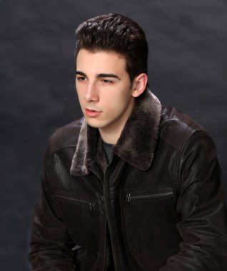 Çekici erkek model, kısa saçlı, izole edilmiş arka planda poz veriyor. Tarz, trendler, moda konsepti.