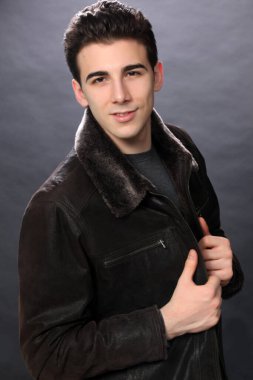 Çekici erkek model, kısa saçlı, izole edilmiş arka planda poz veriyor. Tarz, trendler, moda konsepti.