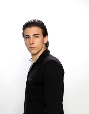 Çekici erkek model, kısa saçlı, izole edilmiş arka planda poz veriyor. Tarz, trendler, moda konsepti.