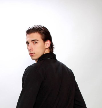 Çekici erkek model, kısa saçlı, izole edilmiş arka planda poz veriyor. Tarz, trendler, moda konsepti.