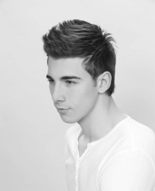 Çekici erkek model, kısa saçlı, izole edilmiş arka planda poz veriyor. Tarz, trendler, moda konsepti.