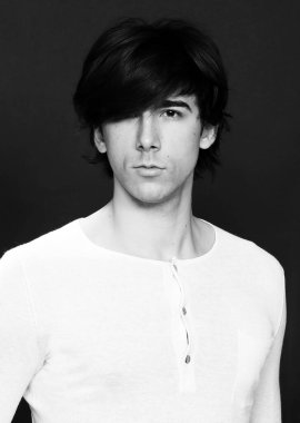 Çekici erkek model, kısa saçlı, izole edilmiş arka planda poz veriyor. Tarz, trendler, moda konsepti.