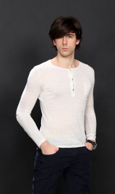 Çekici erkek model, kısa saçlı, izole edilmiş arka planda poz veriyor. Tarz, trendler, moda konsepti.