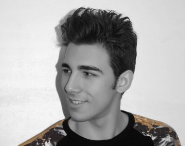 Çekici erkek model, kısa saçlı, izole edilmiş arka planda poz veriyor. Tarz, trendler, moda konsepti.