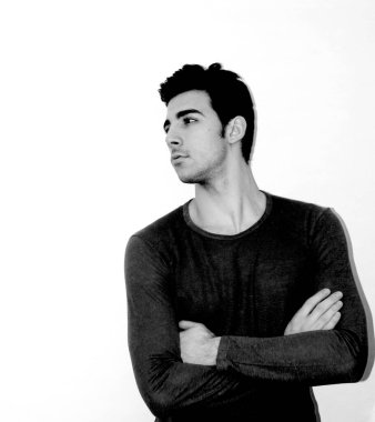 Çekici erkek model, kısa saçlı, izole edilmiş arka planda poz veriyor. Tarz, trendler, moda konsepti.