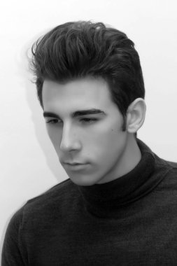 Çekici erkek model, kısa saçlı, izole edilmiş arka planda poz veriyor. Tarz, trendler, moda konsepti.