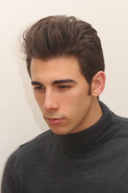 Çekici erkek model, kısa saçlı, izole edilmiş arka planda poz veriyor. Tarz, trendler, moda konsepti.