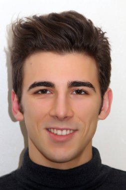 Çekici erkek model, kısa saçlı, izole edilmiş arka planda poz veriyor. Tarz, trendler, moda konsepti.