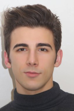 Çekici erkek model, kısa saçlı, izole edilmiş arka planda poz veriyor. Tarz, trendler, moda konsepti.