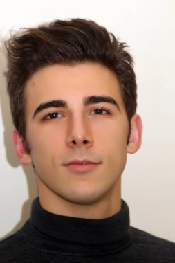 Çekici erkek model, kısa saçlı, izole edilmiş arka planda poz veriyor. Tarz, trendler, moda konsepti.