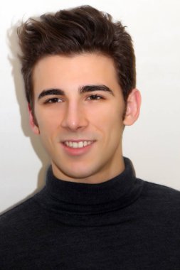 Çekici erkek model, kısa saçlı, izole edilmiş arka planda poz veriyor. Tarz, trendler, moda konsepti.